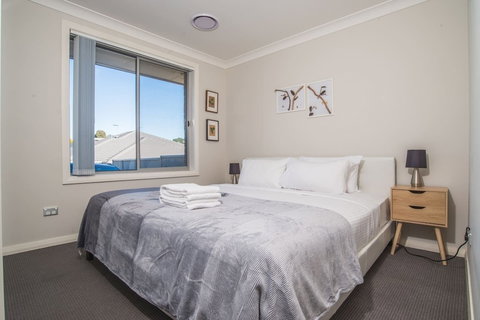 Peaceful 2kingbed Rootyhill Townhouse Near Station - Accommodation Mermaid Beach 3