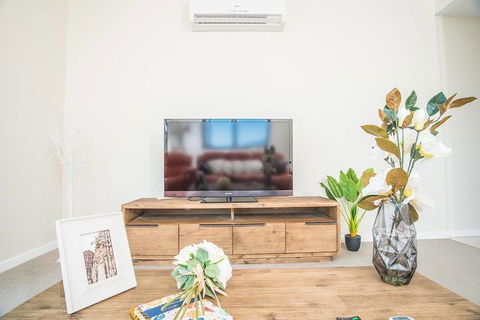 Spacious Central Apartment Walking Distance To Beach - Accommodation Mermaid Beach 6