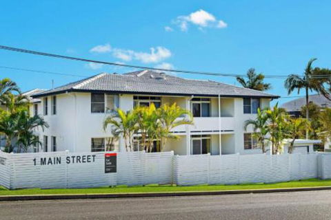 WAVES On MAIN 4 / 1 MAIN STREET - Accommodation Mermaid Beach 4