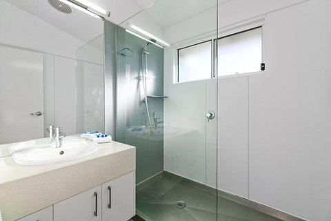 Stunning River House 51 Hilton Esplanade - Accommodation Mermaid Beach 7