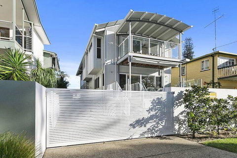 Stunning River House 51 Hilton Esplanade - Accommodation Mermaid Beach 1