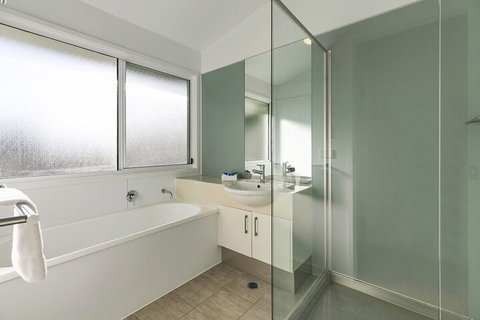 Stunning River House 51 Hilton Esplanade - Accommodation Mermaid Beach 3