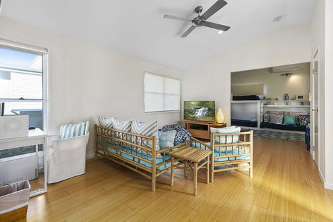 Stunning River House 51 Hilton Esplanade - Accommodation Mermaid Beach 4