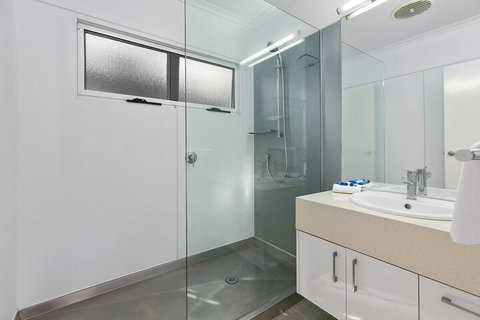 Stunning River House 51 Hilton Esplanade - Accommodation Mermaid Beach 5