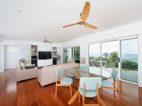 Embracing DutchiesatNelsons Bay - Accommodation Mermaid Beach 2