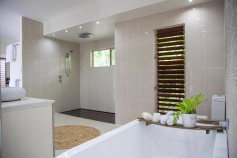 Absolute Lakefront Port Douglas - Accommodation Mermaid Beach 3
