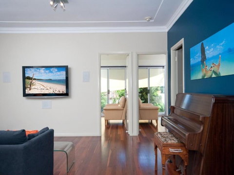 Street Cafe Boutique Accommodationat Nelson Bay - Accommodation Mermaid Beach 2