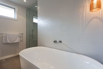Hilltop Retreat - Accommodation Mermaid Beach 2