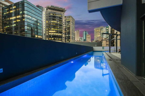 Amazing CBD 2BD Apartment W / Parking & Pool! - Accommodation Mermaid Beach 4