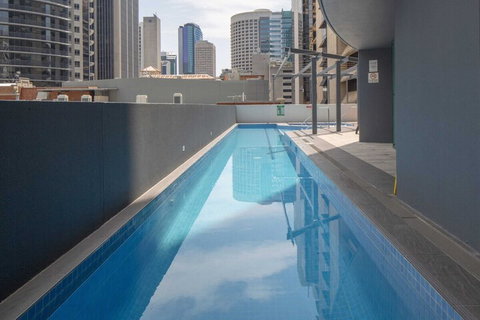 Amazing CBD 2BD Apartment W / Parking & Pool! - Accommodation Mermaid Beach 5