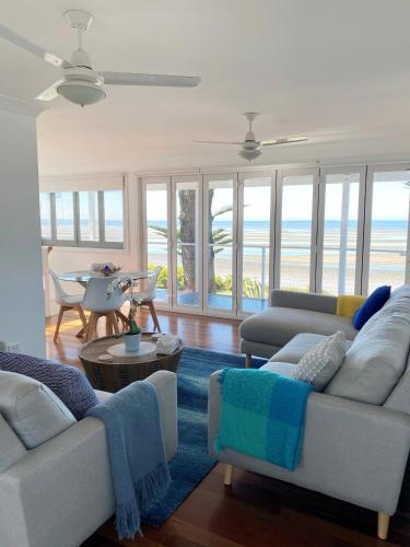 Happy Tides Beachfront Holiday Home - Accommodation Mermaid Beach 4