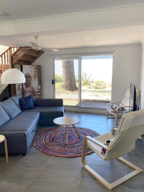 Happy Tides Beachfront Holiday Home - Accommodation Mermaid Beach 2