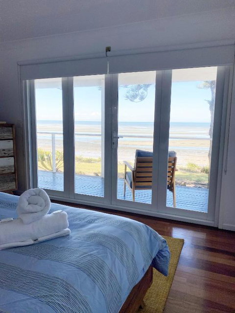 Happy Tides Beachfront Holiday Home - Accommodation Mermaid Beach 3