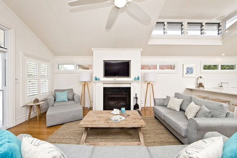The Hamptons Beach House On Dutchies - Accommodation Mermaid Beach 4