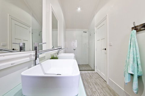 The Hamptons Beach House On Dutchies - Accommodation Mermaid Beach 1