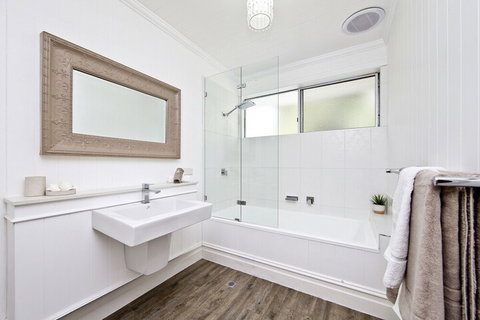 The Hamptons Beach House On Dutchies - Accommodation Mermaid Beach 5