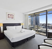Holiday Holiday Circle On Cavill - Accommodation Mermaid Beach