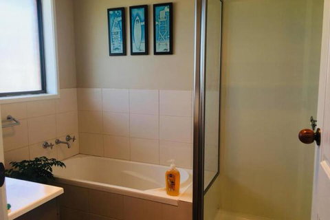 QUEEN BEDROOM FRIENDLY HOME PORTLAND - Accommodation Mermaid Beach 3
