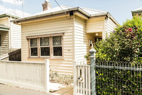 Simmers Serviced Apartments - Accommodation Mermaid Beach 2