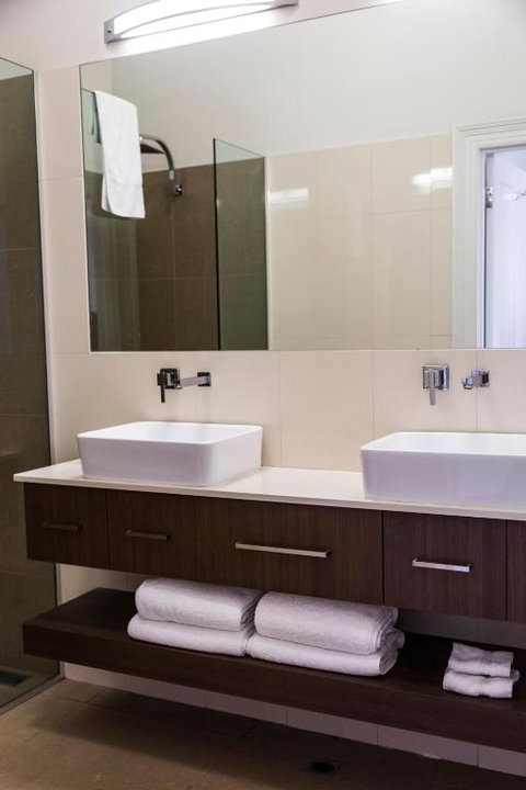 Simmers Serviced Apartments - Accommodation Mermaid Beach 4