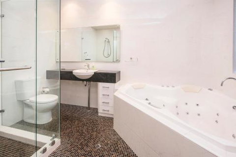 Caves Retreat - Accommodation Mermaid Beach 5