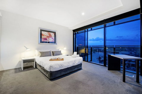 Circle On Cavill Q Stay - Accommodation Mermaid Beach 2