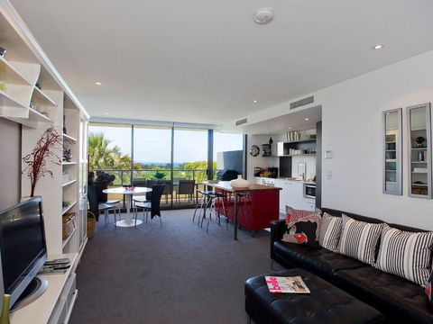 LORNE CHALET APARTMENT 10 Ask About Midweek Deals - Accommodation Mermaid Beach 1