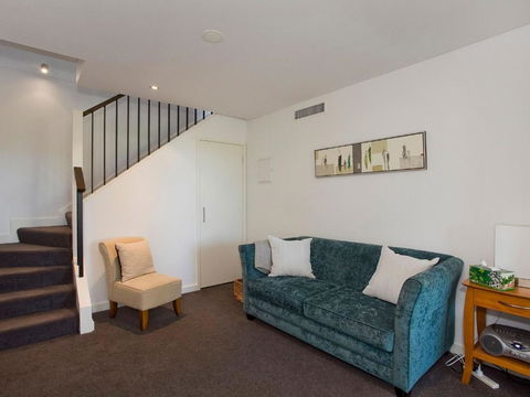 LORNE CHALET APARTMENT 10 Ask About Midweek Deals - Accommodation Mermaid Beach 4