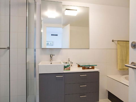 LORNE CHALET APARTMENT 10 Ask About Midweek Deals - Accommodation Mermaid Beach 2