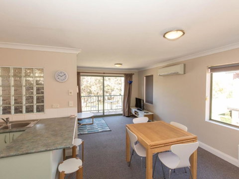 Cobb & Co 3 / 39 Cobbon Crescent - Accommodation Mermaid Beach 4