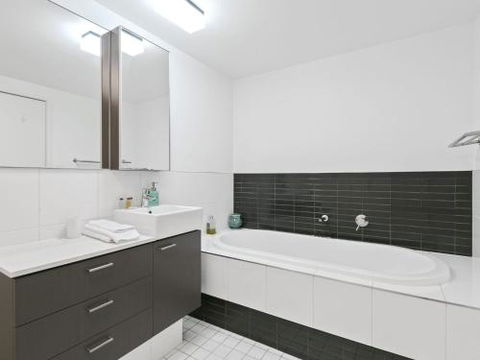 LORNE CHALET APARTMENT 36 Central Location - Accommodation Mermaid Beach 2