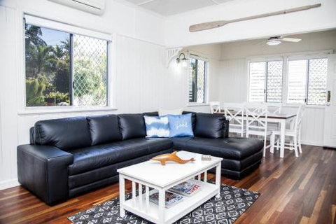 Urangan Harbour Cottage - Accommodation Mermaid Beach 0