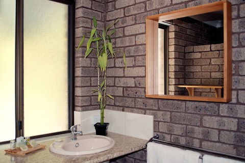 Caves Road Chalets - Accommodation Mermaid Beach 5