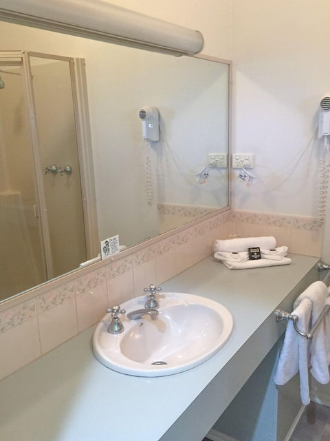 Deniliquin Country Club Motor Inn - Accommodation Mermaid Beach 4