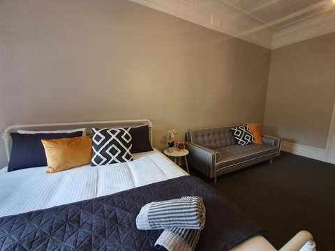 The Royal Hotel - Accommodation Mermaid Beach 4