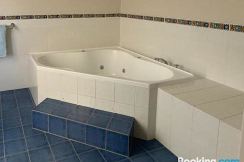 Endeavour 6 - Accommodation Mermaid Beach 4