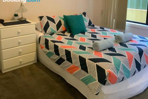 Endeavour 6 - Accommodation Mermaid Beach 2