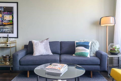 LUCY Stylish City Vibe & Views - Accommodation Mermaid Beach 3