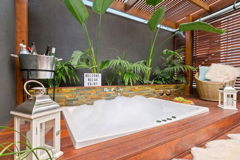 AMORE A Tranquil Retreat With Couples Spa - Accommodation Mermaid Beach 6