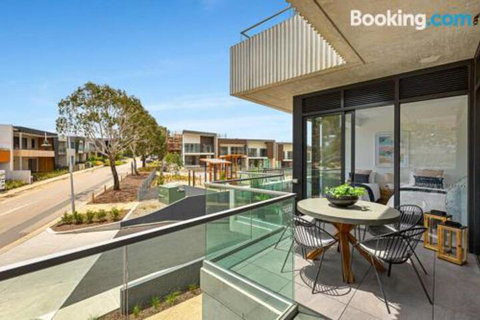 Luxe 101 At Martha Cove Waterfront Luxury On The Marina Walk To Beach - Accommodation Mermaid Beach 2