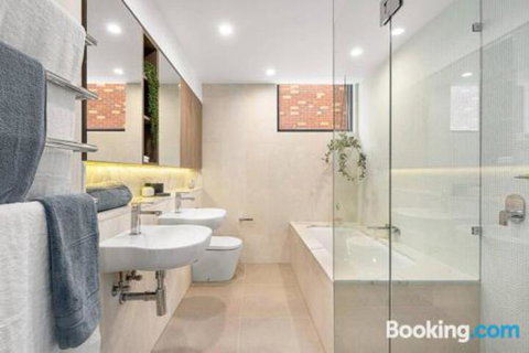 Luxe 101 At Martha Cove Waterfront Luxury On The Marina Walk To Beach - Accommodation Mermaid Beach 3