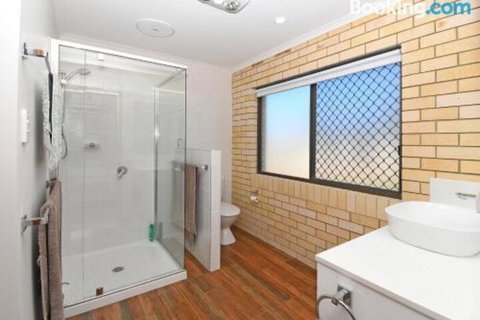 Urangan Harbour Bungalow - Accommodation Mermaid Beach 5