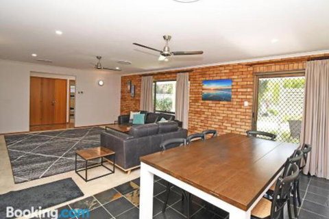 Urangan Harbour Bungalow - Accommodation Mermaid Beach 0