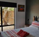 Red Ochre  Large 1BR with Private Courtyard - Accommodation Mermaid Beach