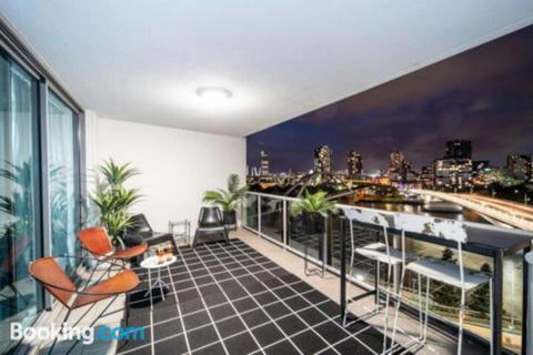 3br Stylish Apt CBD River & City Views SpaSaunaPoolWIFINetflix - Accommodation Mermaid Beach 0