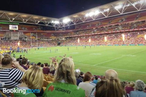 3br Stylish Apt CBD River & City Views SpaSaunaPoolWIFINetflix - Accommodation Mermaid Beach 4