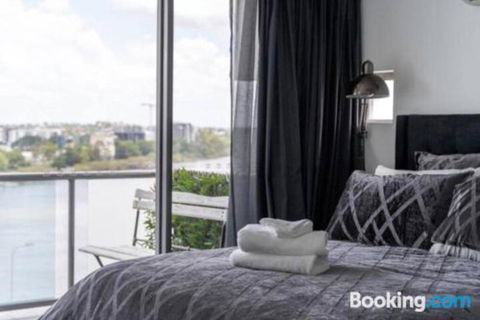 3br Stylish Apt CBD River & City Views SpaSaunaPoolWIFINetflix - Accommodation Mermaid Beach 6