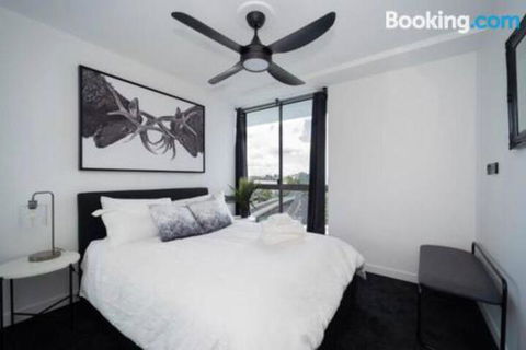 3br Stylish Apt CBD River & City Views SpaSaunaPoolWIFINetflix - Accommodation Mermaid Beach 5