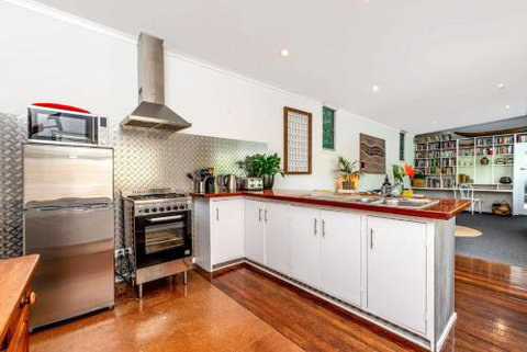 SUNSET BEACH SHACK On SURF - Accommodation Mermaid Beach 6