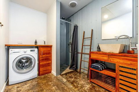 SUNSET BEACH SHACK On SURF - Accommodation Mermaid Beach 1